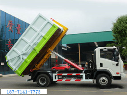国六大运蓝牌勾臂式建筑垃圾车