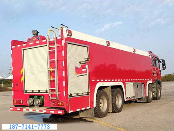 重汽豪沃25吨水罐消防车图3